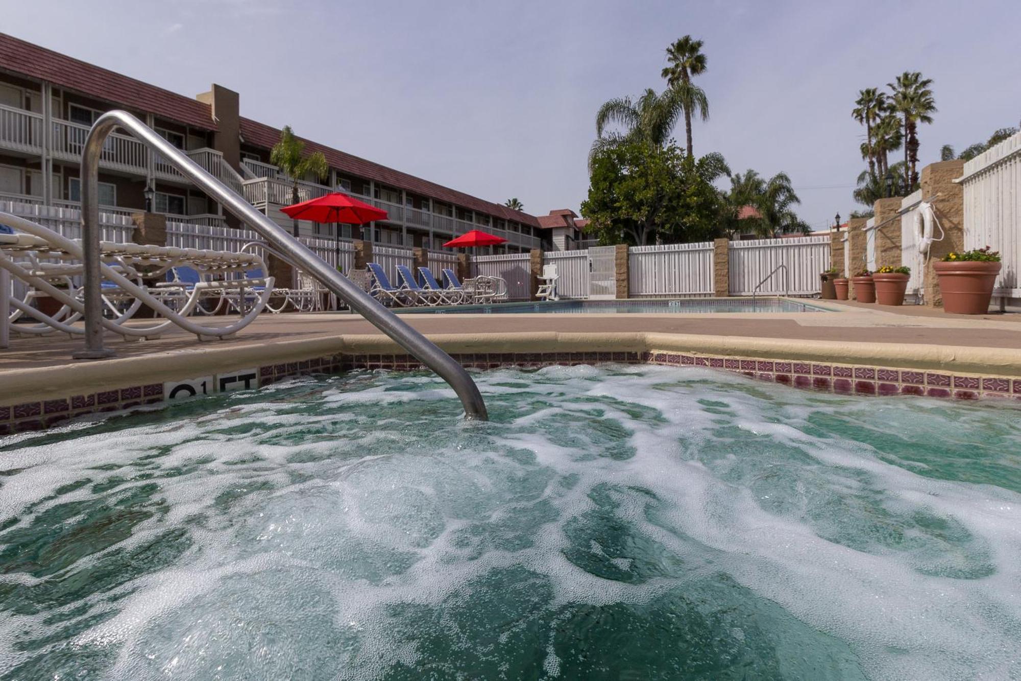 Ramada By Wyndham Costa Mesa/Newport Beach Exterior foto