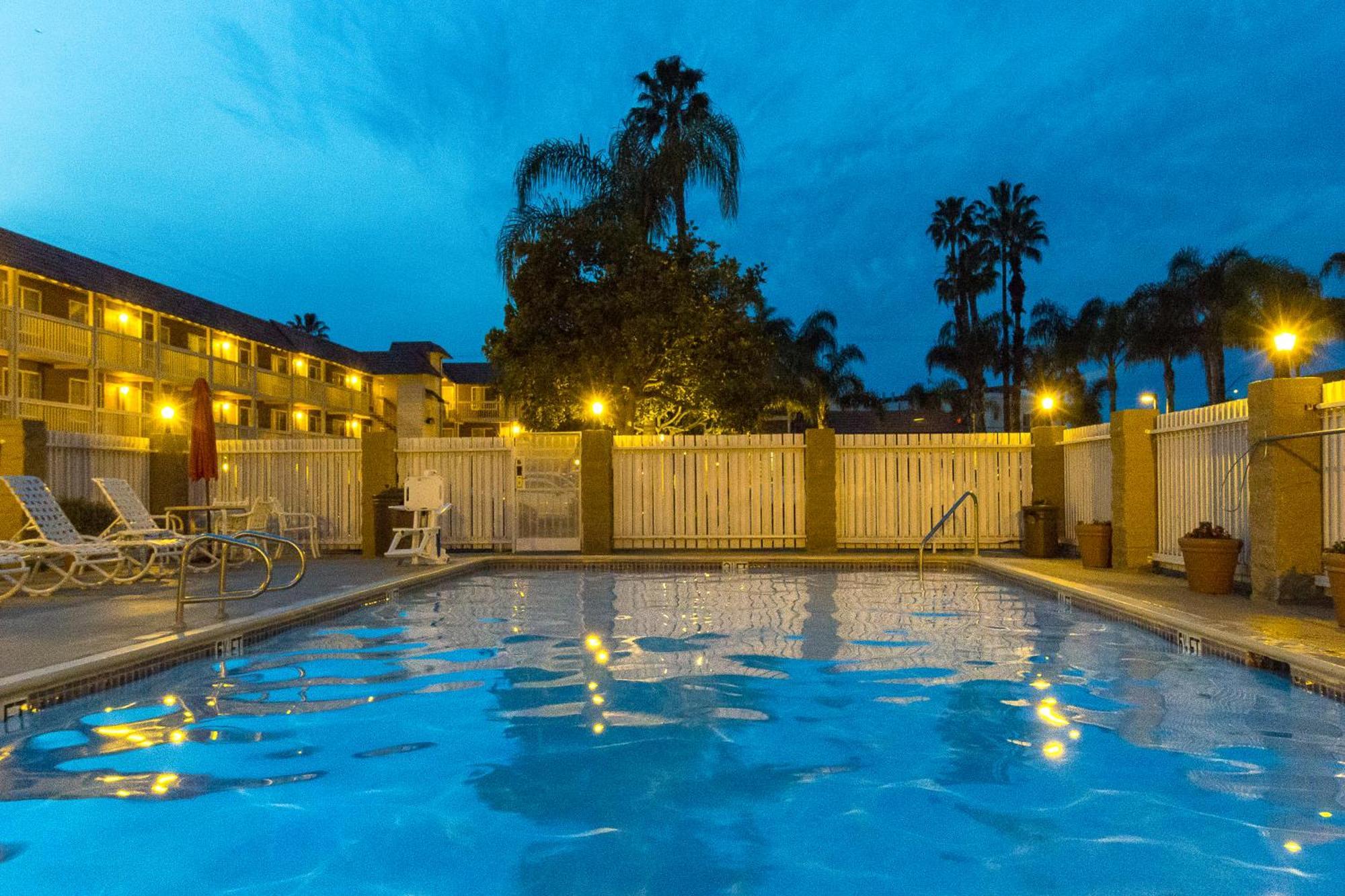 Ramada By Wyndham Costa Mesa/Newport Beach Exterior foto